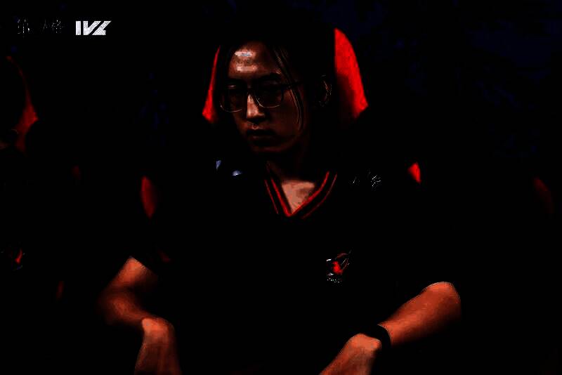 FPX.ZQ_Sxy与队友在赛场合影，五人站成一排，手持队旗，背景为IVL季后赛宣传海报