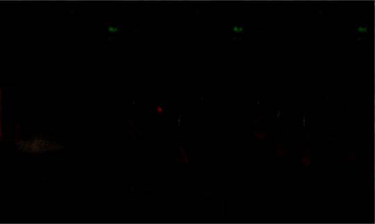 玩家将祈福风铃挂在村口木架上的场景，风铃随风轻摆，周围环境阴森古旧，暗示即将触发重要线索