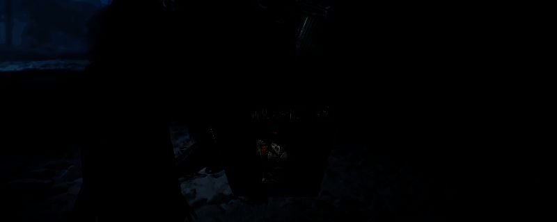 《光与影：33号远征队》中莫诺柯的车站场景，昏黄灯光下铁轨延伸至迷雾深处，站台旁散落着古老符号与神秘装置