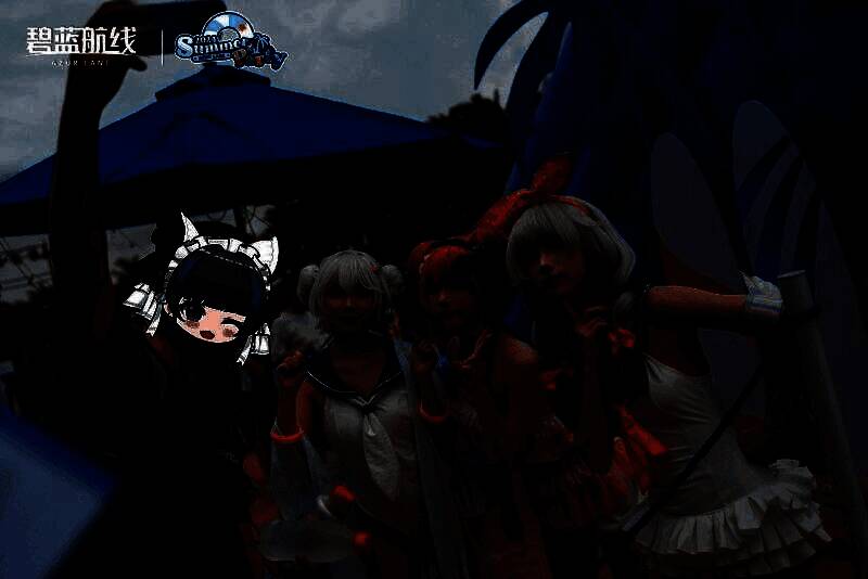 ‘清凉一夏’主题艺术装置前，玩家手持游戏周边摆拍