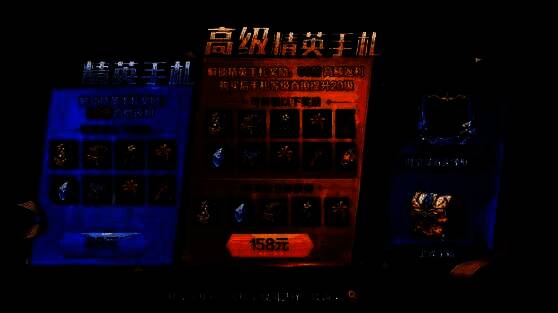 游戏内月卡购买界面截图，显示经典月卡与尊享月卡的奖励内容与价格对比