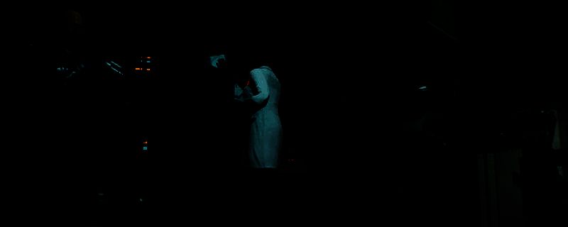 《机械战警：暴戾都市-未竟之事》游戏封面图，展示主角机械战警持枪站立于城市废墟之中，背景霓虹闪烁，充满未来感