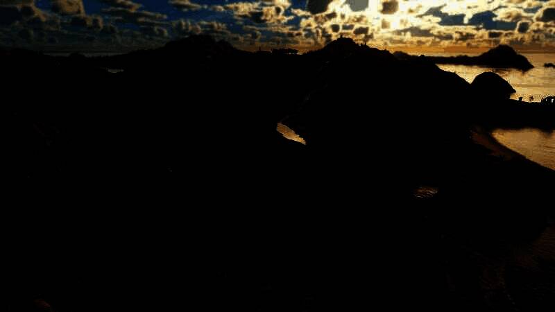 两名不同文化背景的市民在集市中交谈，周围商品琳琅满目，体现多元文化融合氛围