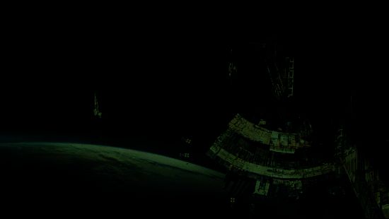 受损舰船特写画面，船体多处断裂冒火，碎片漂浮在太空中，背景是激烈的舰队交战场景