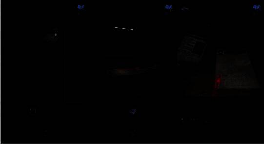 角色手持圆珠笔在纸上描画，桌上报告与刻痕对齐，光线昏黄