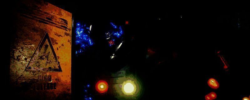 《机械战警：暴戾都市-未竟之事》游戏主视觉图，机械战警站立于霓虹都市街头，背景充满未来科技感与暴力冲突氛围