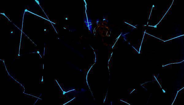 联动角色莎拉摩根立绘展示，身穿星际探险风格制服，手持医疗装置，背景为星空宇宙场景