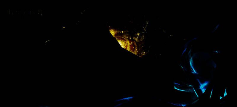 《暗黑破坏神：不朽》精华之路活动主视觉图，画面中闪耀的烙印道具悬浮于废墟之上，周围环绕着多件传奇装备与符文特效，充满神秘与力量感