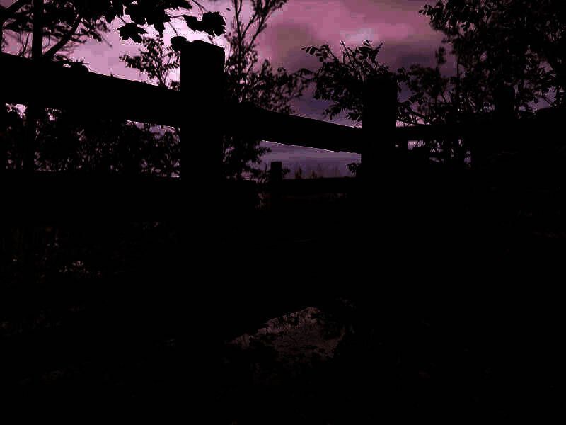 暴雨中的小镇街道，雨水顺着破屋顶流下，路灯在水洼中倒影摇曳