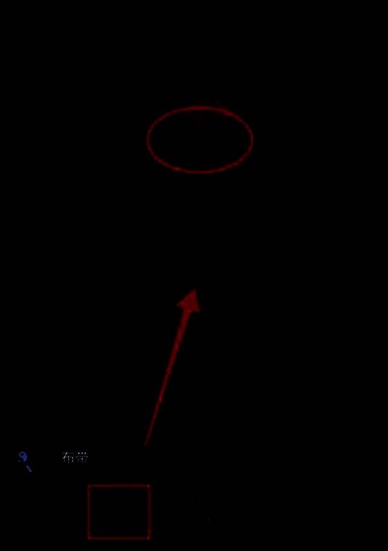 布条缠绕后，全家福照片显现，人物面容模糊