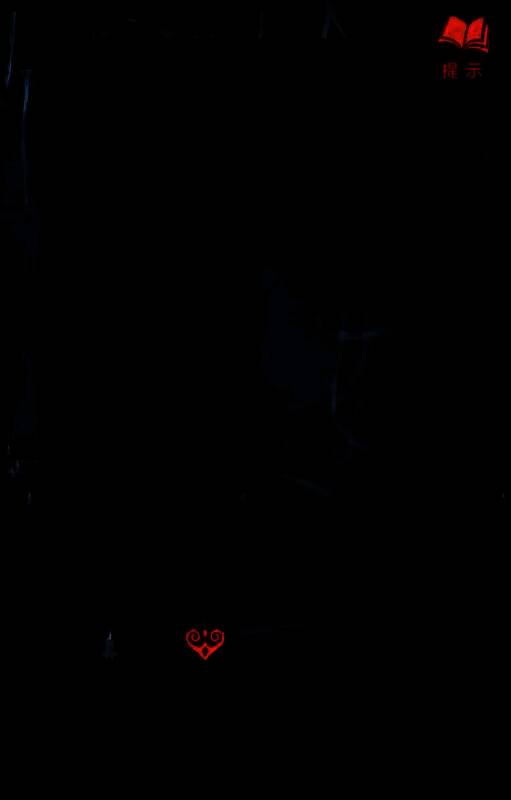 莫琪在树下拾取残缺的全家福照片，一角缺失