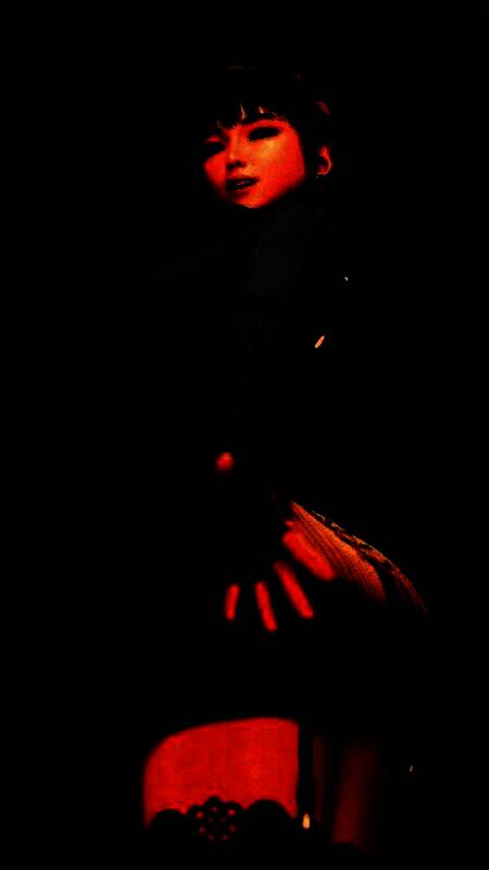 角色身穿战斗装甲，手持能量剑，背景为爆炸火光