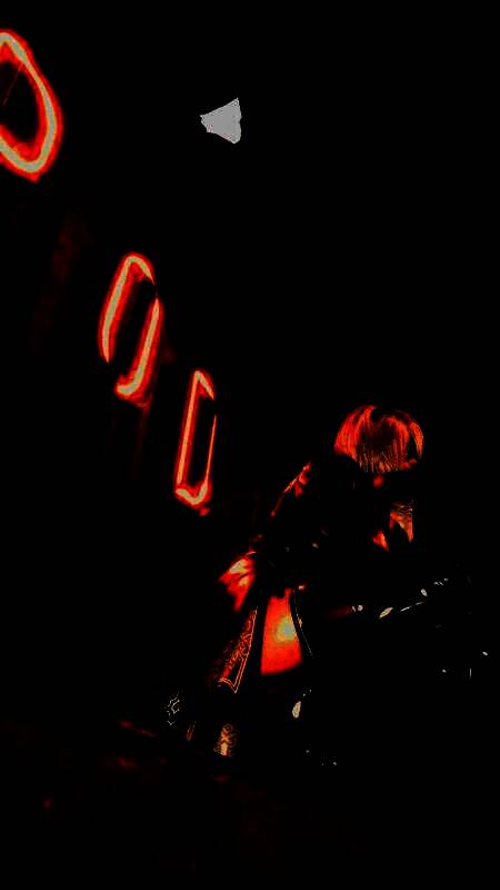 近距离特写角色面部，眼神坚定，背景虚化突出人物