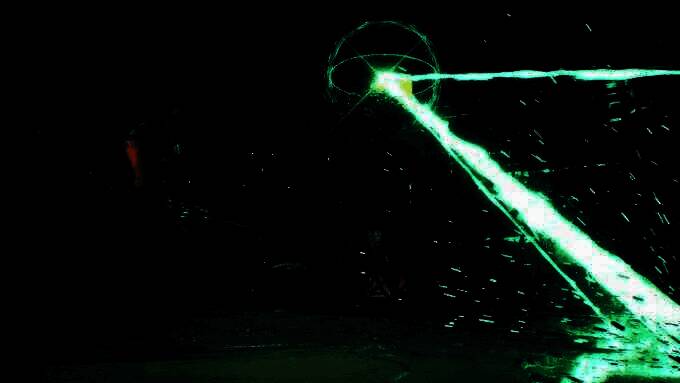 角色背对镜头站立于高塔边缘，城市夜景尽收眼底