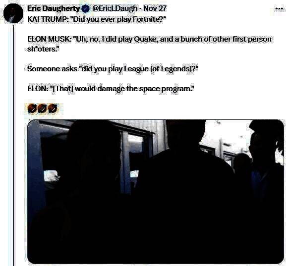 马斯克与凯·特朗普面对面交谈的视频截图，气氛轻松，两人正在讨论电子游戏话题