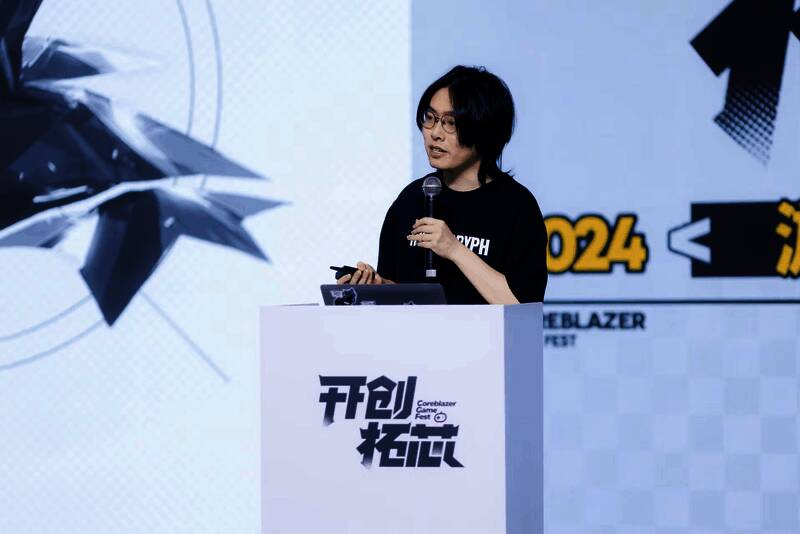 论坛现场嘉宾合影，多位制作人坐在舞台中央，背景大屏显示‘拓芯之旅’主题字样