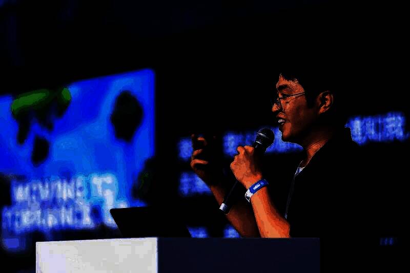 铃木达也在演讲中展示PPT，内容涉及集英社游戏的开发流程