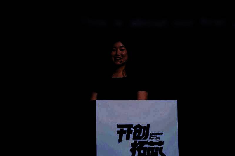 Yumi Lee正在讲解边狱公司的战斗系统设计思路