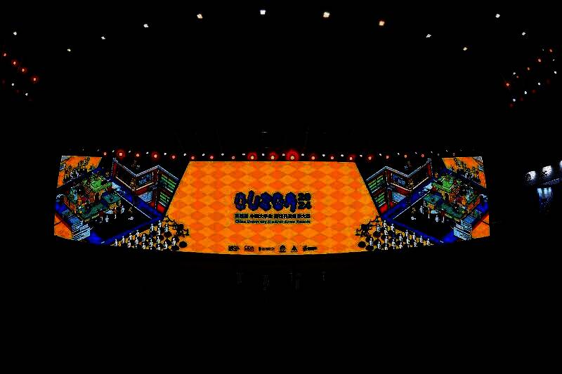 颁奖典礼现场，获奖团队代表上台领奖，背景屏幕显示‘CUSGA 2024’字样