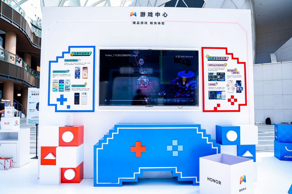 选手在比赛区专注操控赛车，大屏幕实时显示排名，观众围观点赞