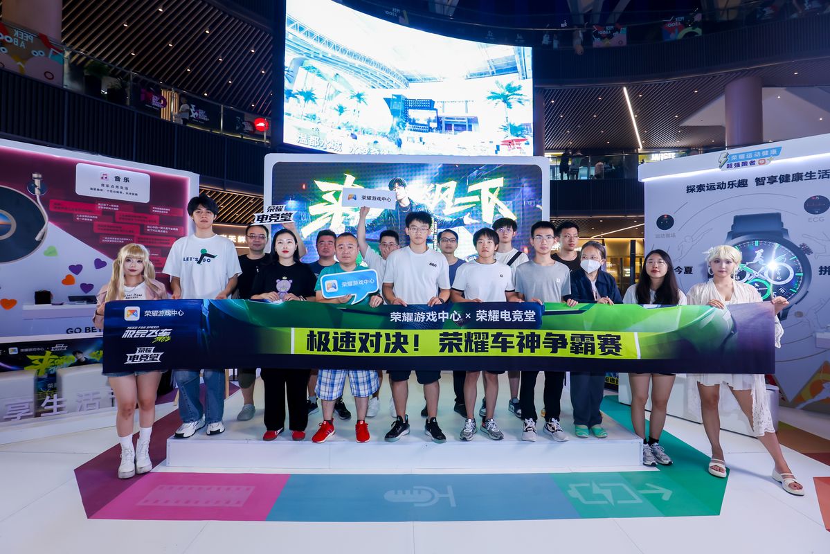 活动现场人流如织，不同年龄层的玩家在各个游戏区域体验互动