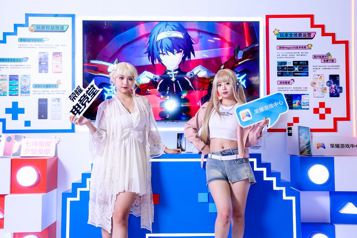 荣耀游戏中心展区全景，多个互动区域同步运行，参与者络绎不绝