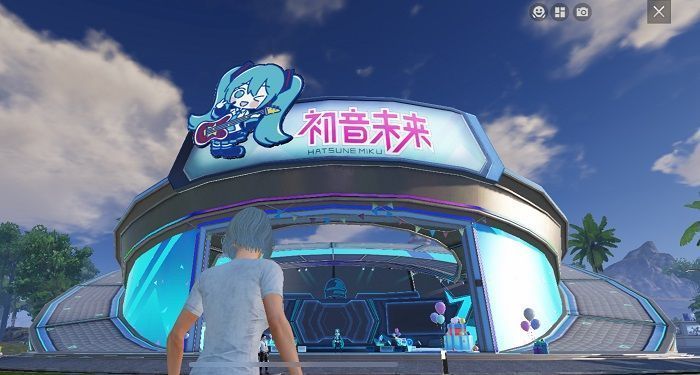 玩家角色与初音未来虚拟形象并肩站立合影，背景为绚丽的烟火与霓虹灯牌