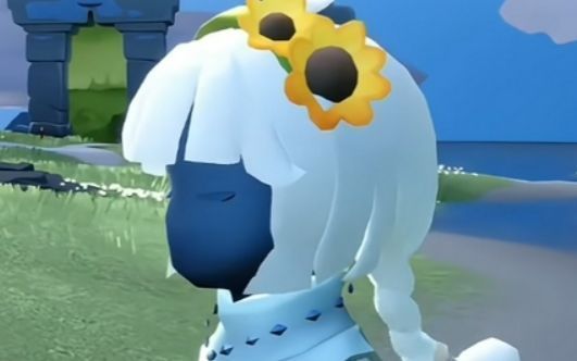 光遇玩家使用向日葵头套魔法的场景，头部发出光环特效，周围朋友围坐互动