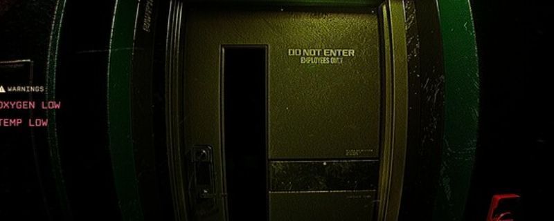 《Blood Moon Horror》游戏主视觉图，昏暗月光下一名神秘角色站在废弃房屋前，周围弥漫着血色雾气，氛围阴森恐怖