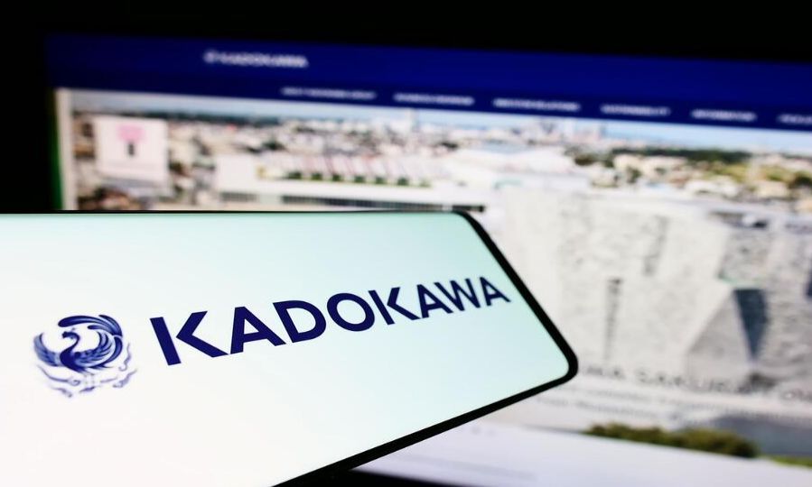 索尼与角川LOGO并列呈现，象征潜在并购关系，背景为东京城市天际线，暗示两大企业巨头的产业联动