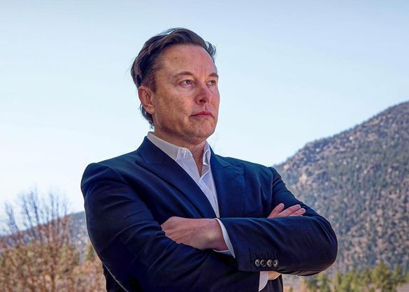 马斯克在电脑前专注操作《暗黑破坏神4》，屏幕上显示通关时间1分52秒，创下世界纪录