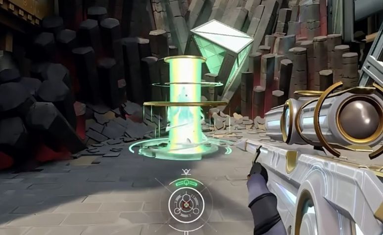 冥驹换弹动画特写，枪身零件自动重组，伴随蓝色能量光效流动