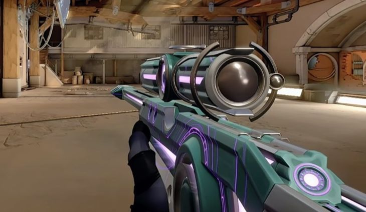 冥驹在武器展示界面的动态特效，枪身环绕蓝色能量流，伴随粒子光效旋转