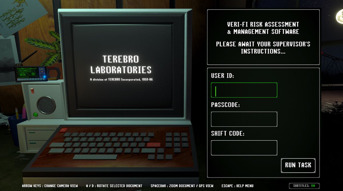 游戏中主角坐在老式办公桌前，面前是CRT显示器和磁带录音机，窗外夜色深沉