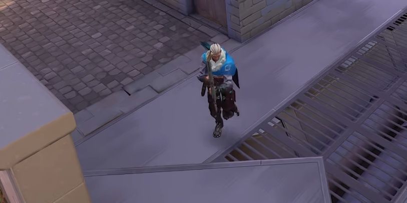 无人机在地图平台间跃升飞行，利用地形刷新高度，视野覆盖整个据点