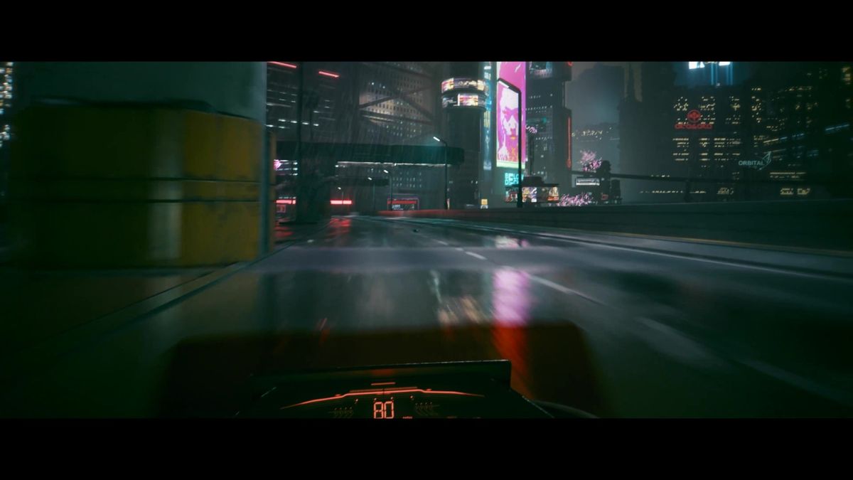 帕南驾驶越野车穿越沙漠地带，背景是夕阳下的机械残骸