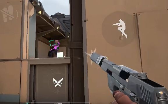 玩家手持鬼魅在地图角落潜伏的场景，光影昏暗，营造出伏击前的紧张氛围