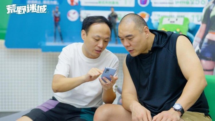 张志磊在游戏公司现场演示拳击动作，周围员工围观鼓掌