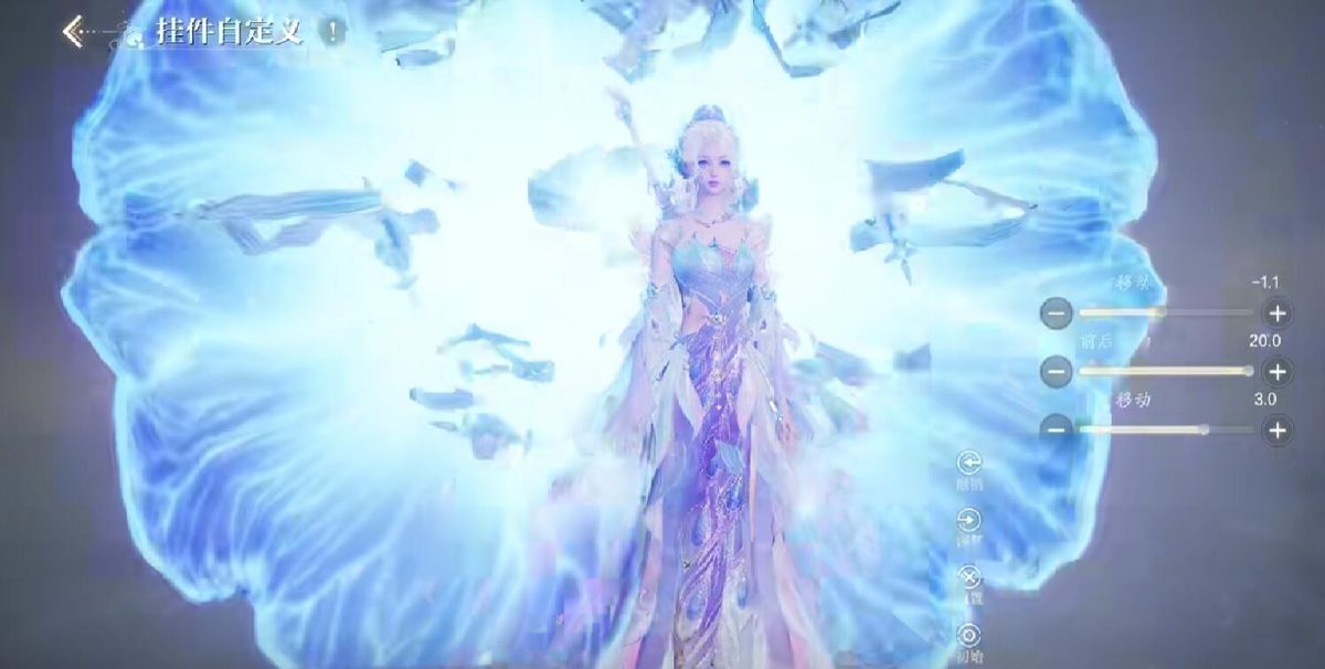 玩家混搭多种挂件后的角色对比图，左侧为协调搭配，右侧为风格混乱示例