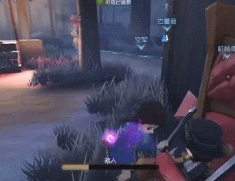 动画演示空军提前蹲守椅子，监管者靠近时果断开枪命中，成功救援队友