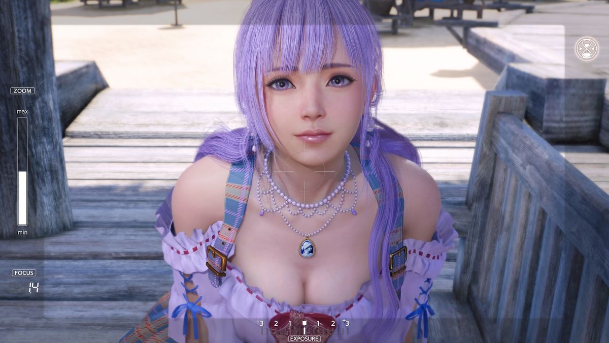 《死或生：女神璀璨假期》中女孩在阳光海滩上的唯美瞬间，动作被暂停，画面充满浪漫氛围