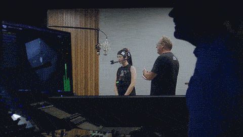 动捕演员穿戴设备进行高强度打斗表演，系统实时生成角色动画