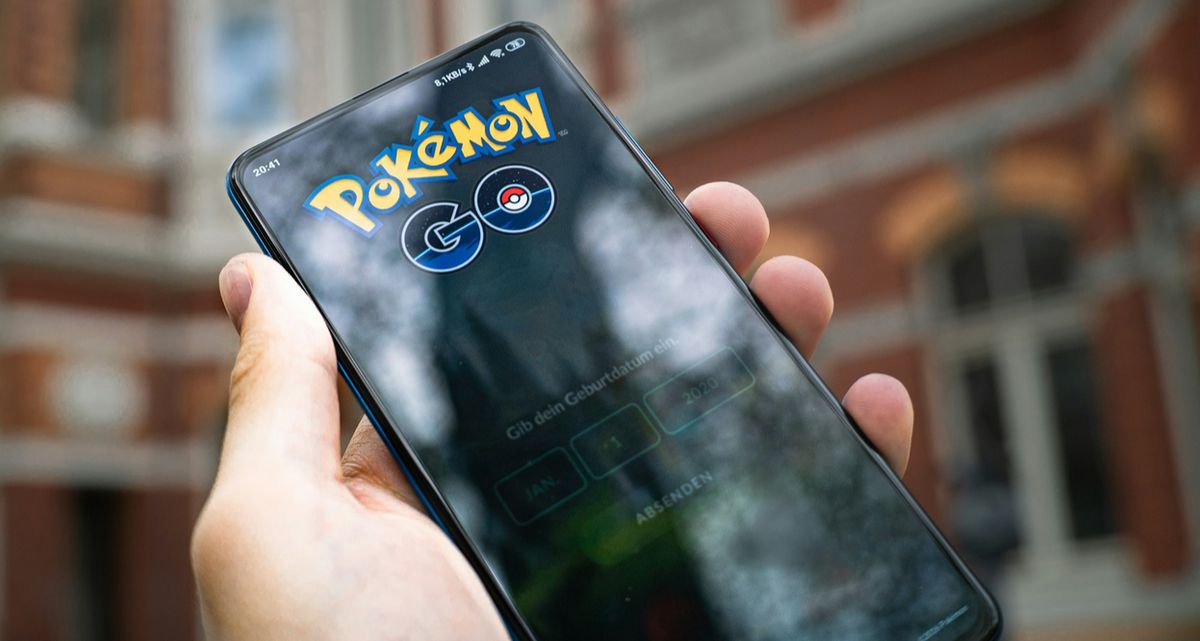 《宝可梦Go》游戏界面与地图数据可视化示意图，展示玩家在城市中捕捉宝可梦的场景