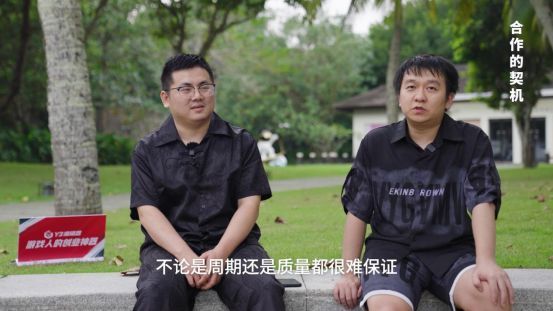 林颜在昏暗网吧中专注工作的背影，屏幕上显示着《回梦江湖》的地图编辑界面