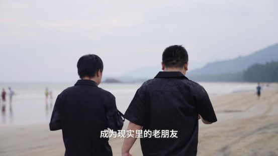 林颜面对镜头微笑的照片，背景是电脑屏幕上的《回梦江湖》LOGO，眼神充满希望