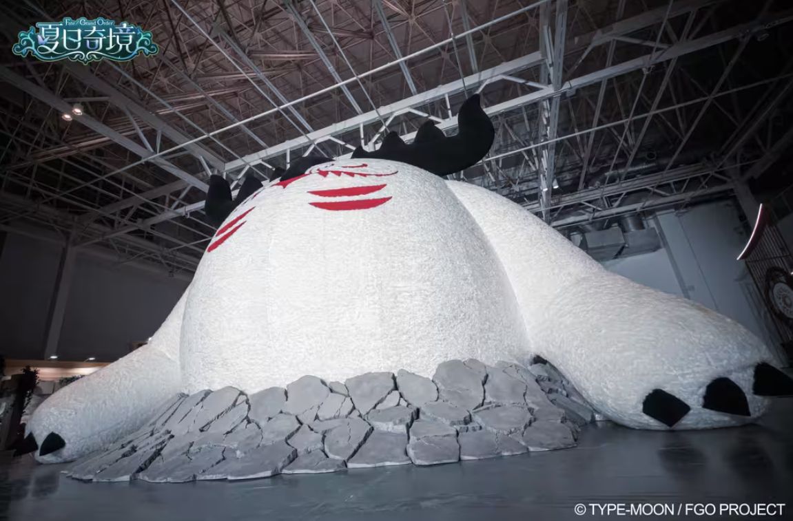 英灵coser与玩家合影，吾王阿尔托莉雅手持誓约胜利之剑微笑站立