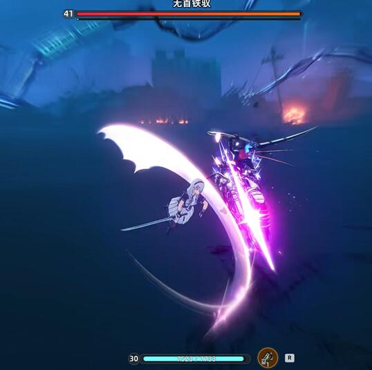 无首铁驭发动直线冲锋，机车前部蓝光闪烁，地面火花四溅，玩家角色正向侧方翻滚躲避