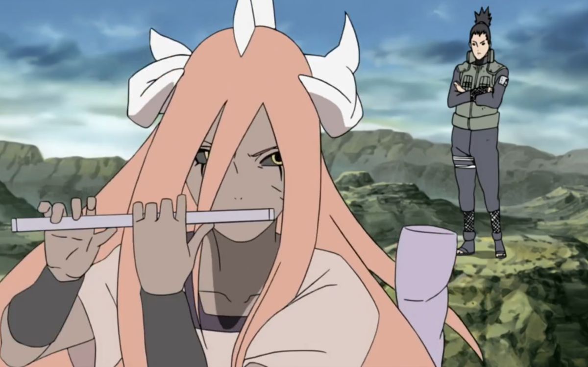 多由也全身被咒印纹路覆盖，双眼漆黑，双角耸立，散发恐怖气息