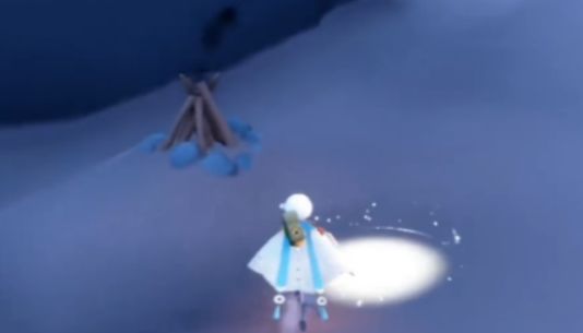 小熊猫斗篷佩戴效果图，角色背部垂落毛茸茸的尾巴，整体造型可爱俏皮