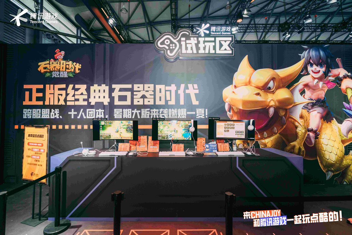 ChinaJoy现场人潮涌动，腾讯展台玩家热情试玩游戏